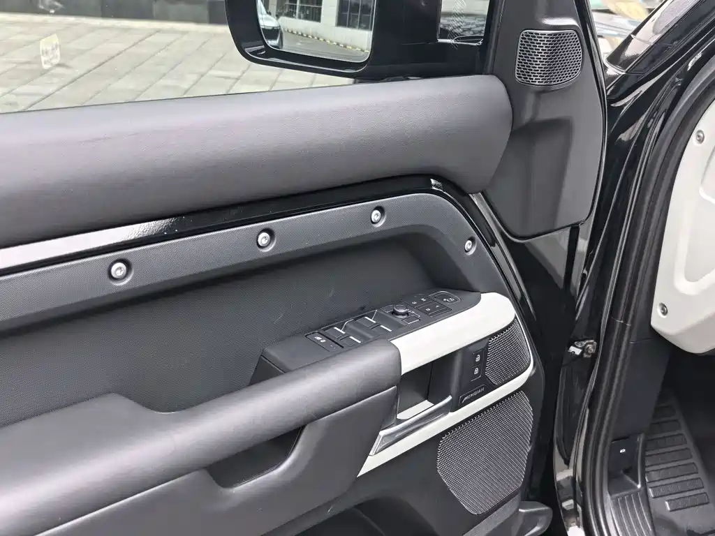 Land Rover Defender 2022