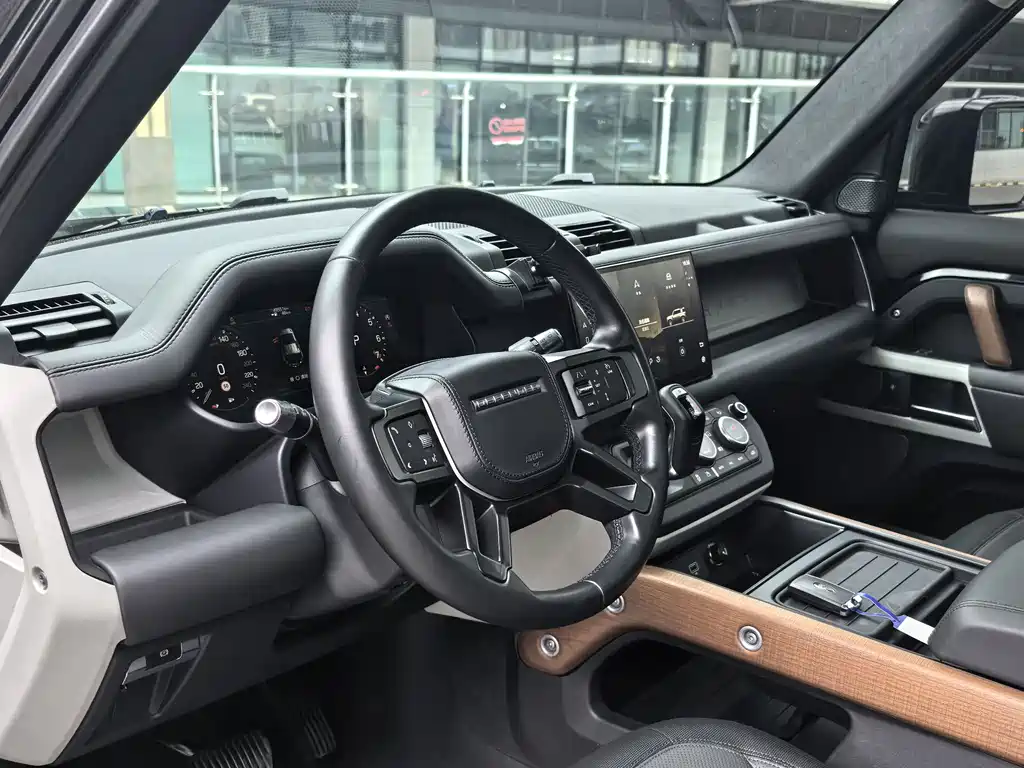 Land Rover Defender 2022