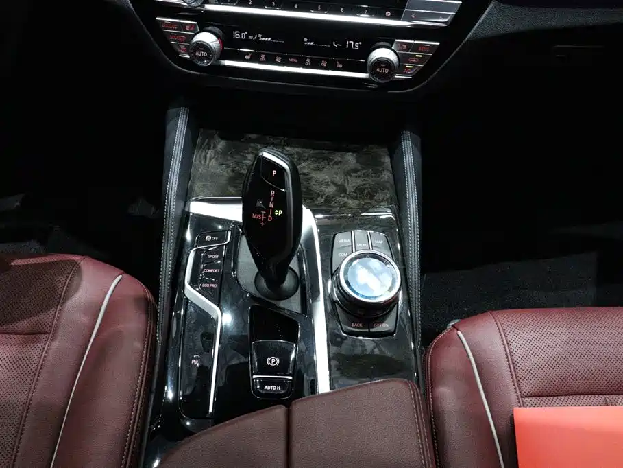 BMW 5 Series 2021 — фото 10