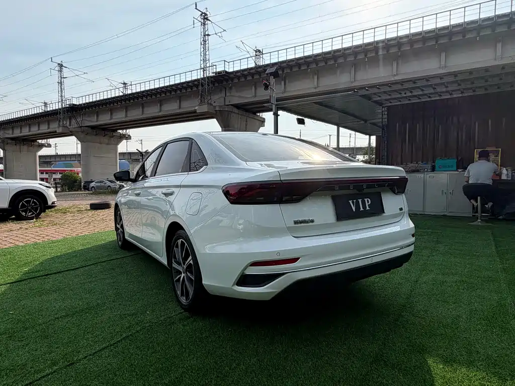 Geely Emgrand 2021