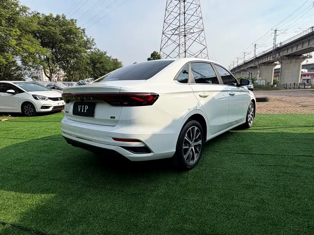 Geely Emgrand 2021