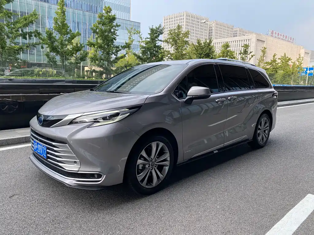 Toyota Sienna 2024 — фото 1
