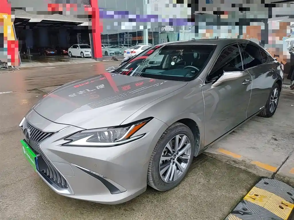 Lexus ES 2020 — фото 1