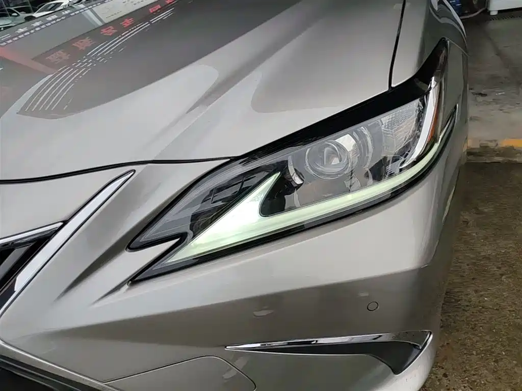 Lexus ES 2020 — фото 24