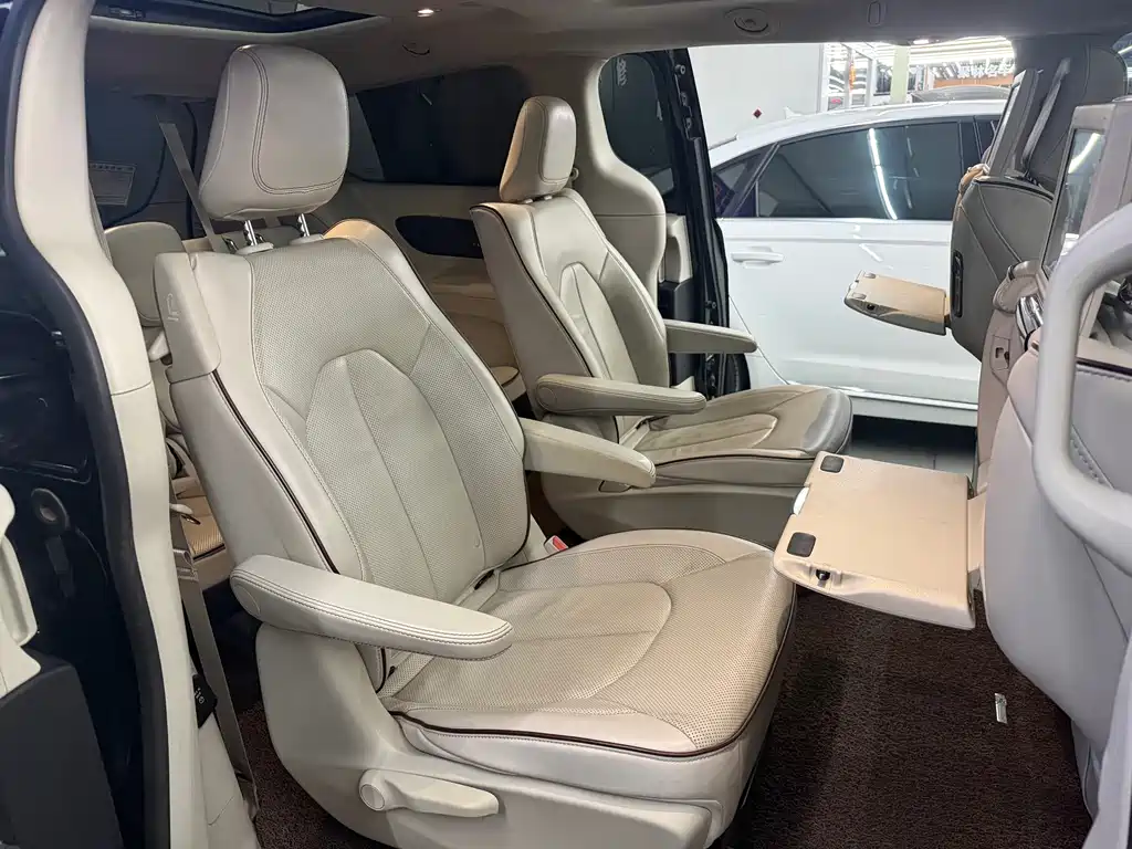 Chrysler Grand Voyager 2018 — фото 9