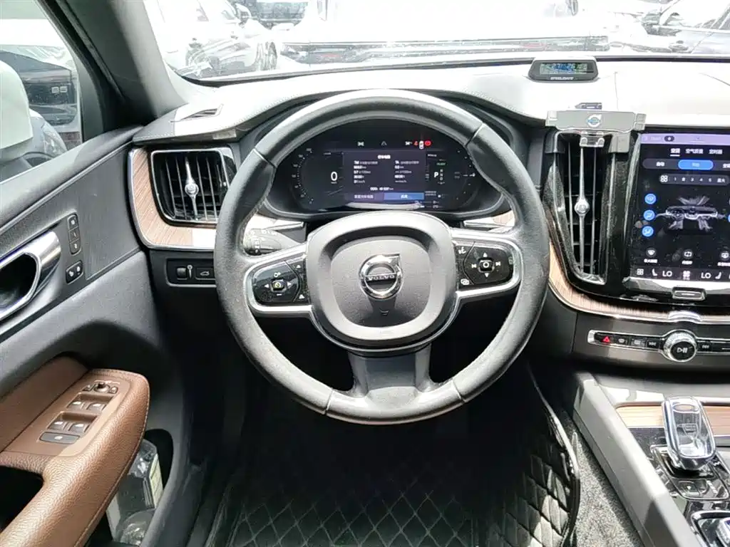 Volvo XC60 PHEV 2021 — фото 11