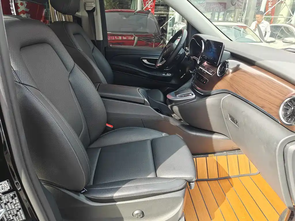Mercedes-Benz V-Class 2023 — фото 26