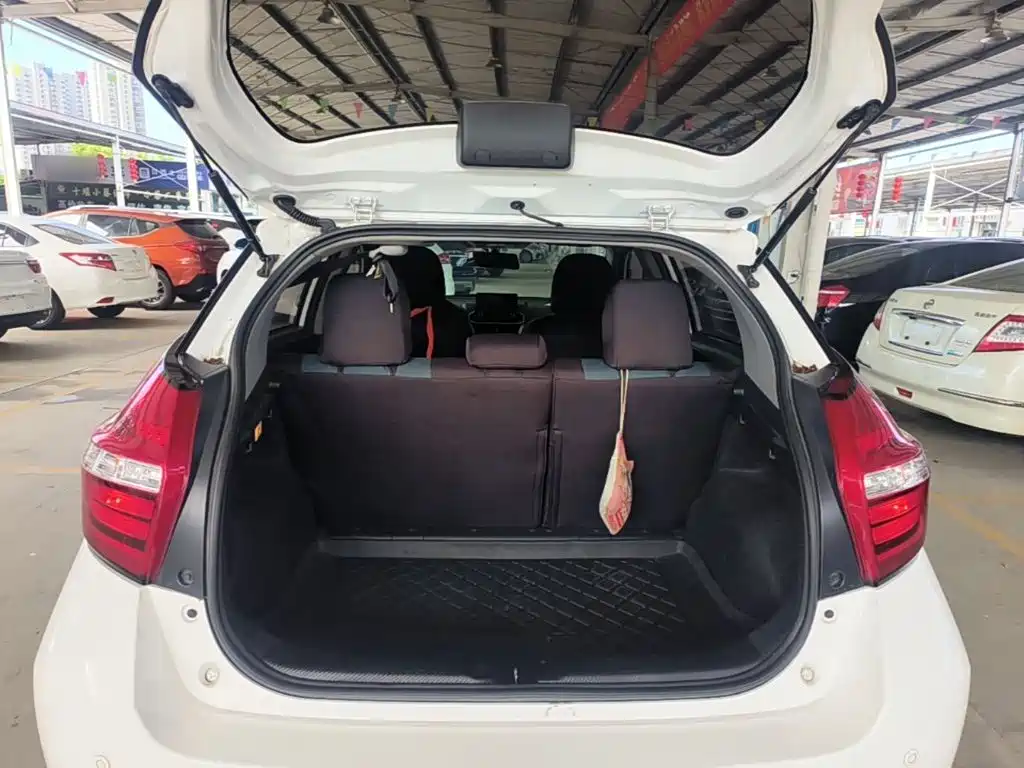 Toyota Yaris L 2020 — фото 12