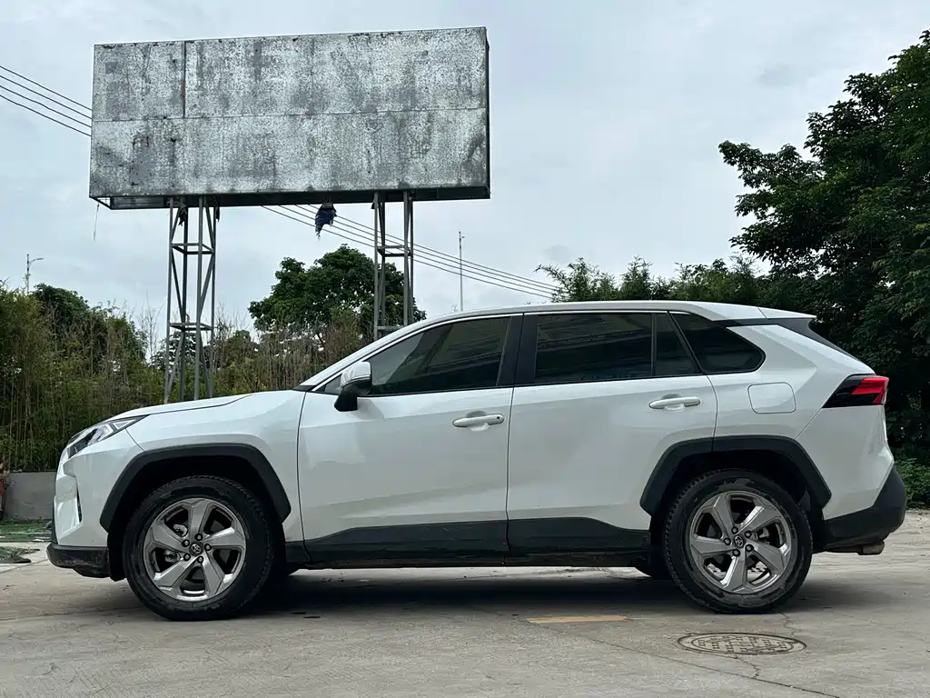 Toyota RAV4 2022 — фото 8
