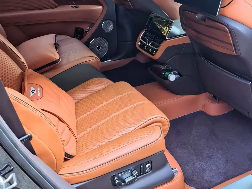 Bentley Bentayga 2023 — фото 10