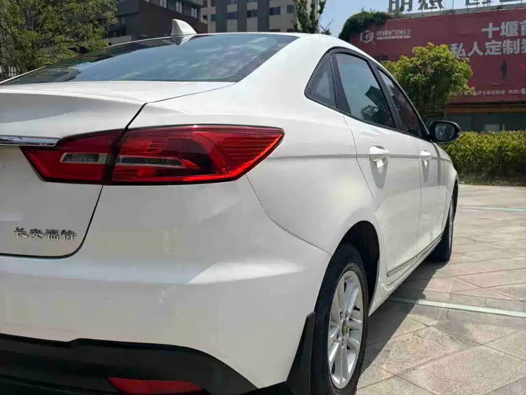 Ford Escort 2019 — фото 16