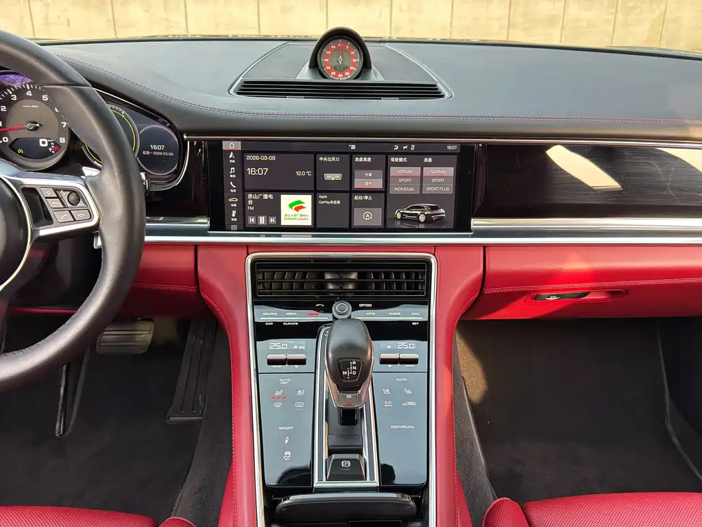 Porsche Panamera 2018 — фото 13