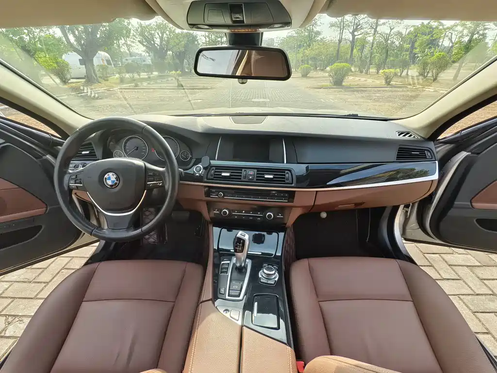 BMW 5 Series 2017 — фото 15