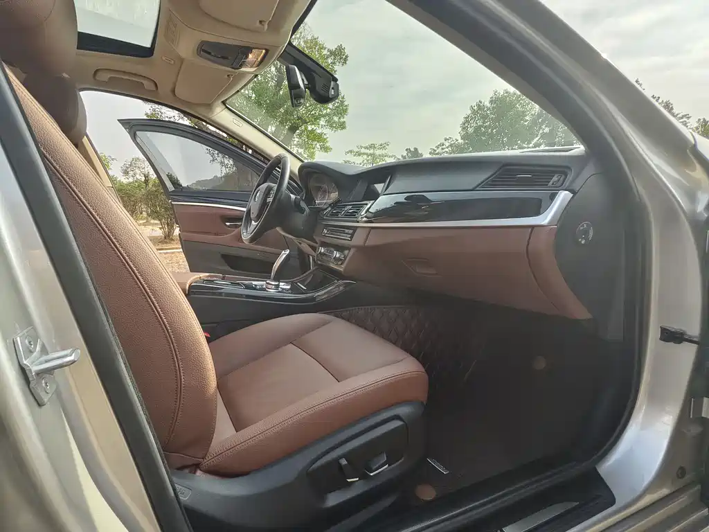 BMW 5 Series 2017 — фото 12