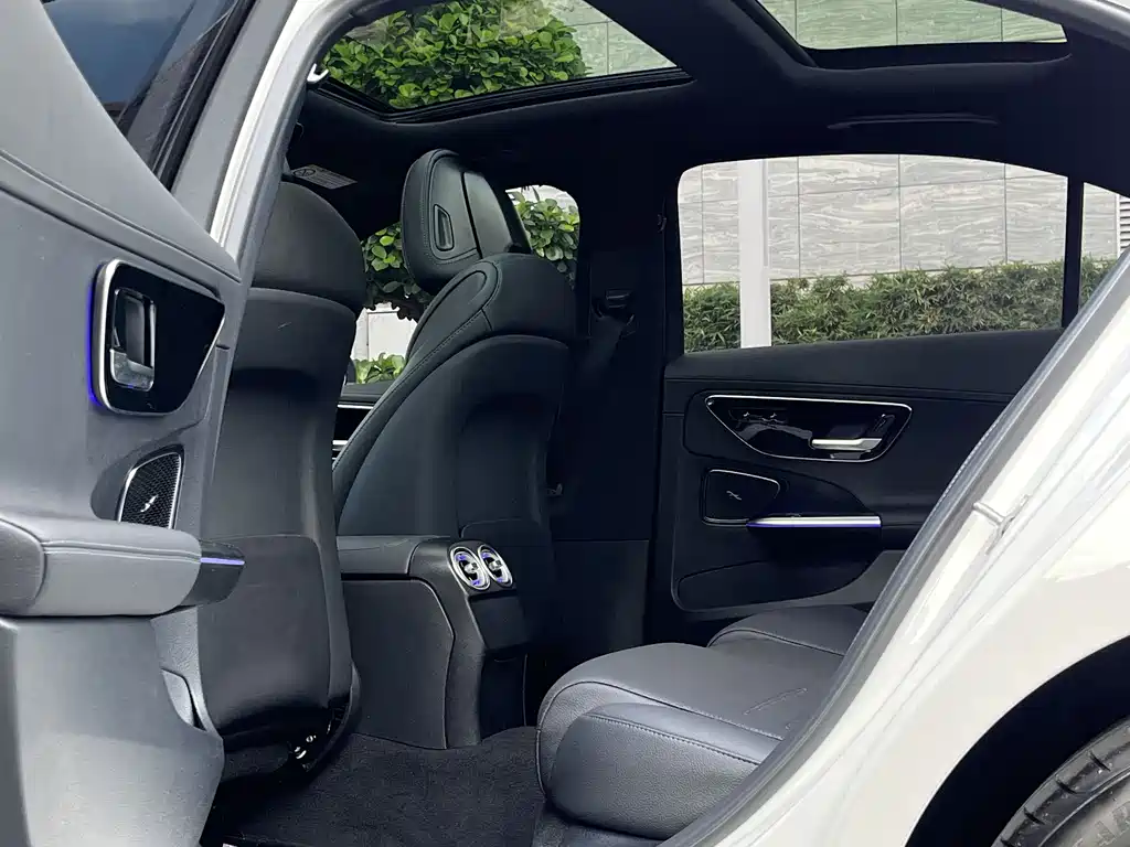 Mercedes-Benz C-Class 2024 — фото 10
