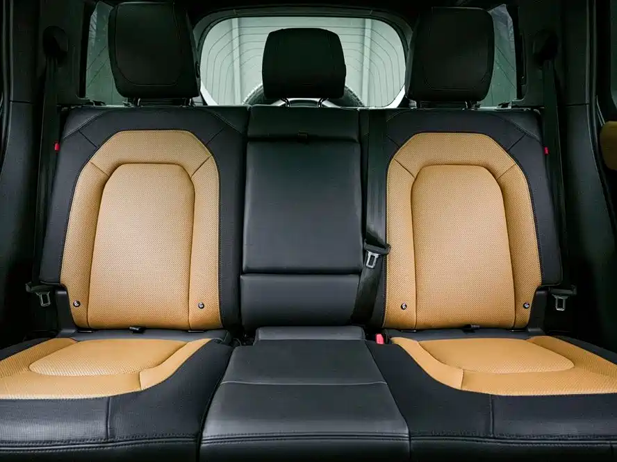 Land Rover Defender 2023 — фото 13