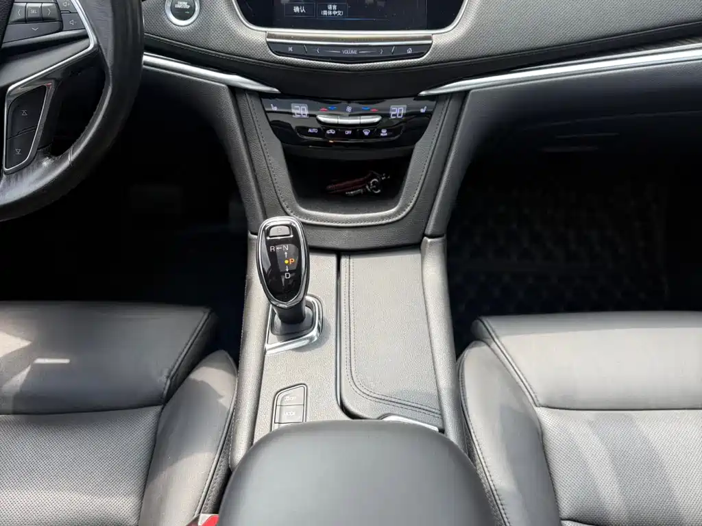 Cadillac XT5 2017 — фото 11