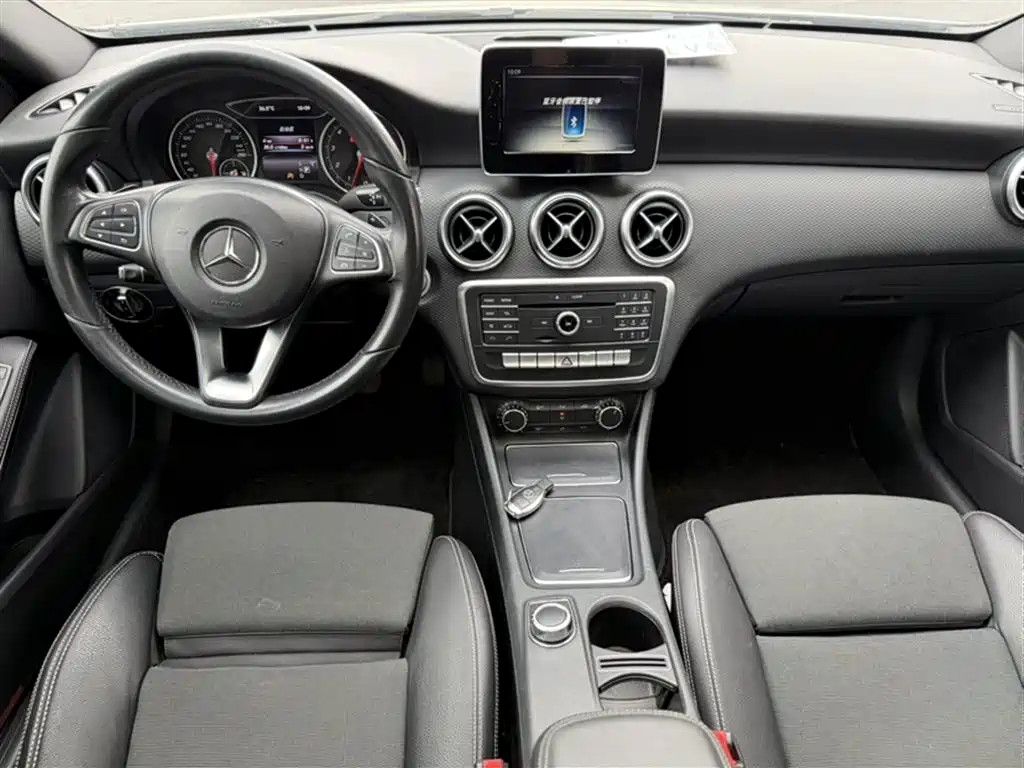 Mercedes-Benz A-Class 2017 — фото 16