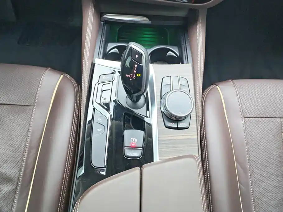 BMW 5 Series 2019 — фото 16