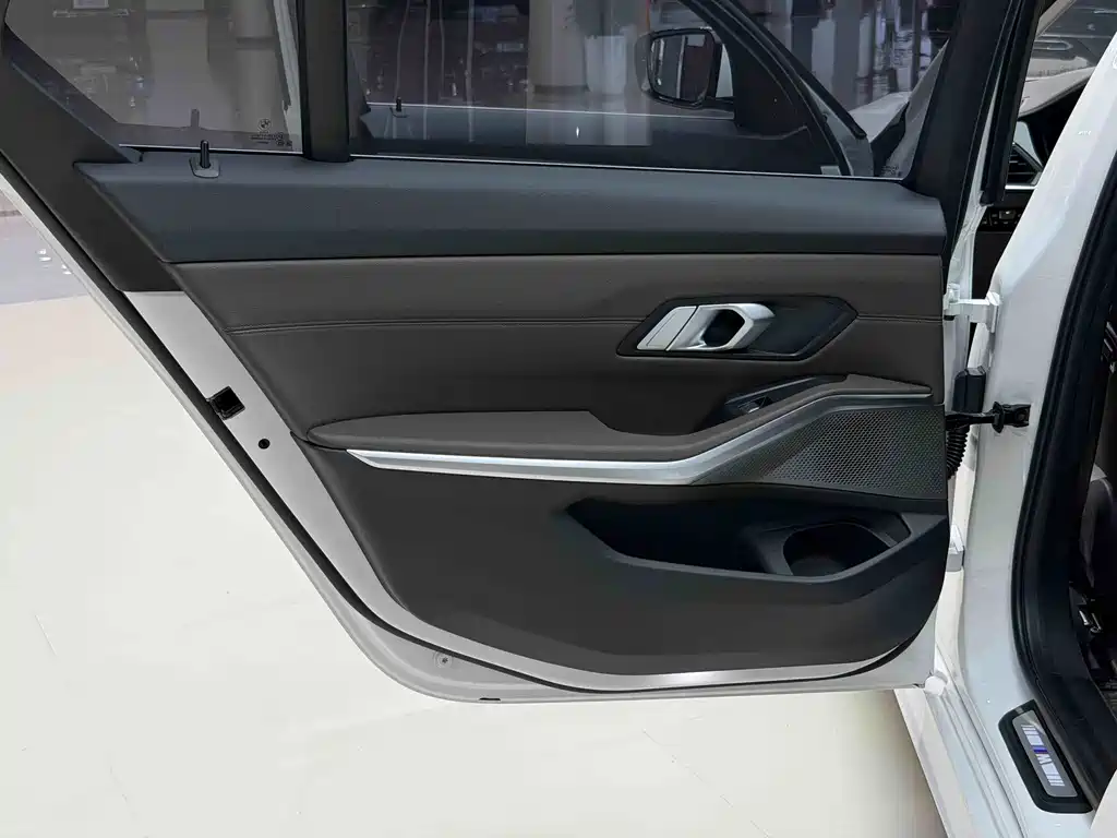 BMW 3 Series 2022 — фото 10