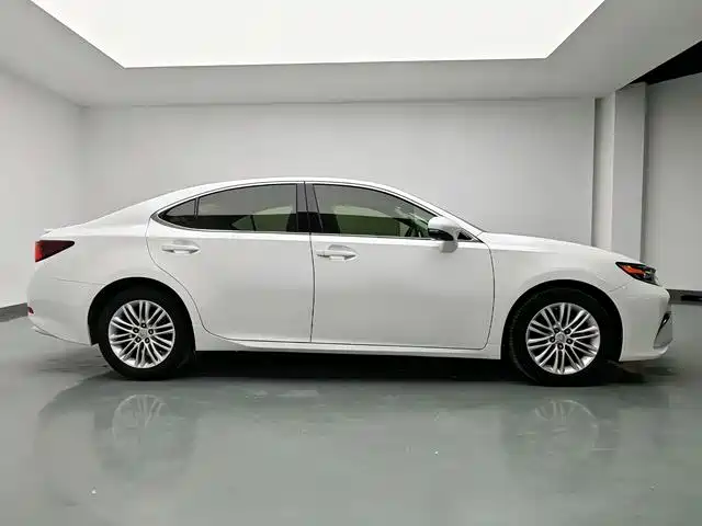 Lexus ES 2017 — фото 12
