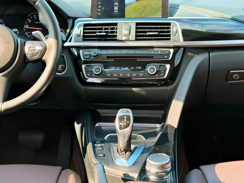 BMW 3 Series 2018 — фото 10