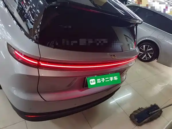 Li Auto i8 2025