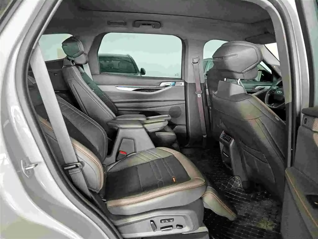 Ford Edge 2023 — фото 10
