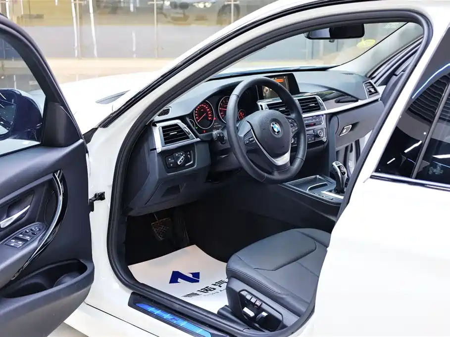 BMW 3 Series 2017 — фото 17