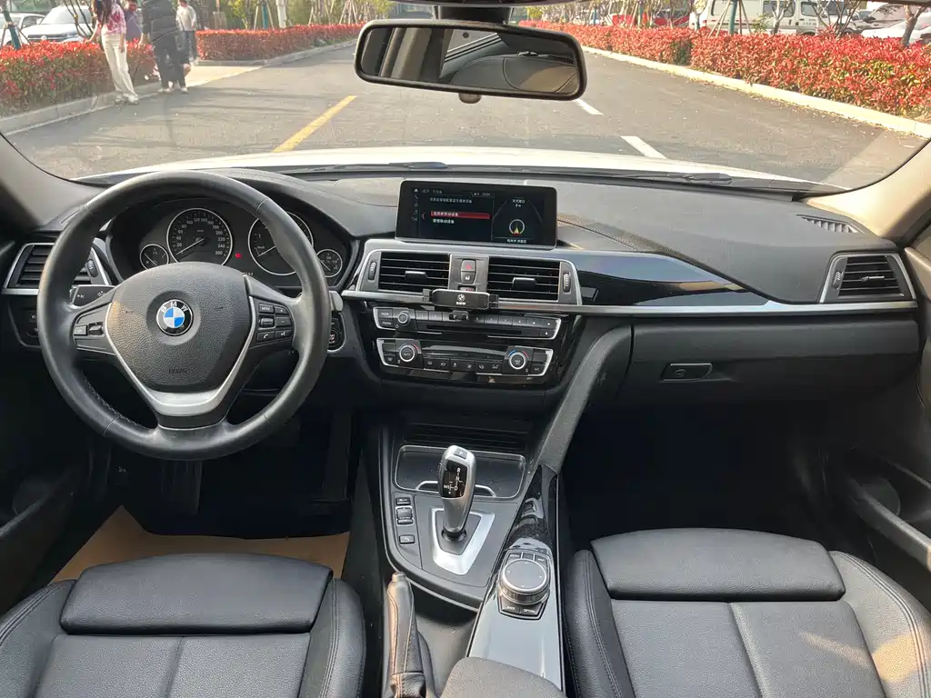 BMW 3 Series 2019 — фото 19