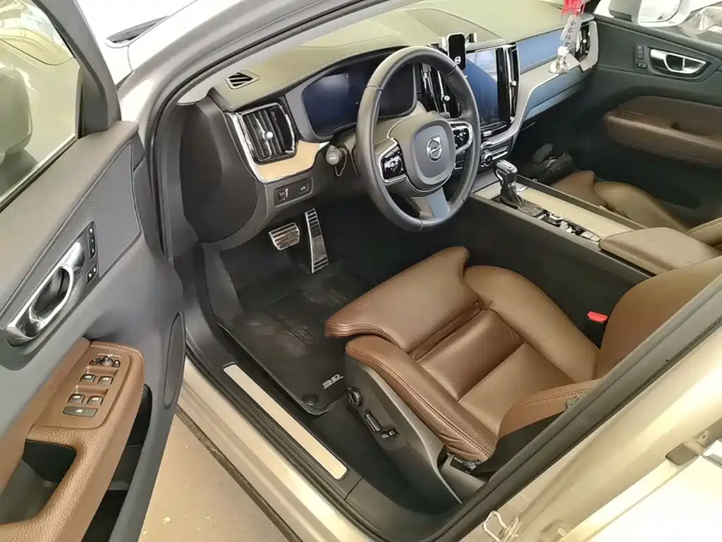 Volvo XC60 2020 — фото 16