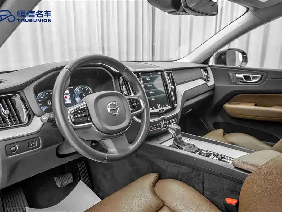Volvo XC60 2019 — фото 12