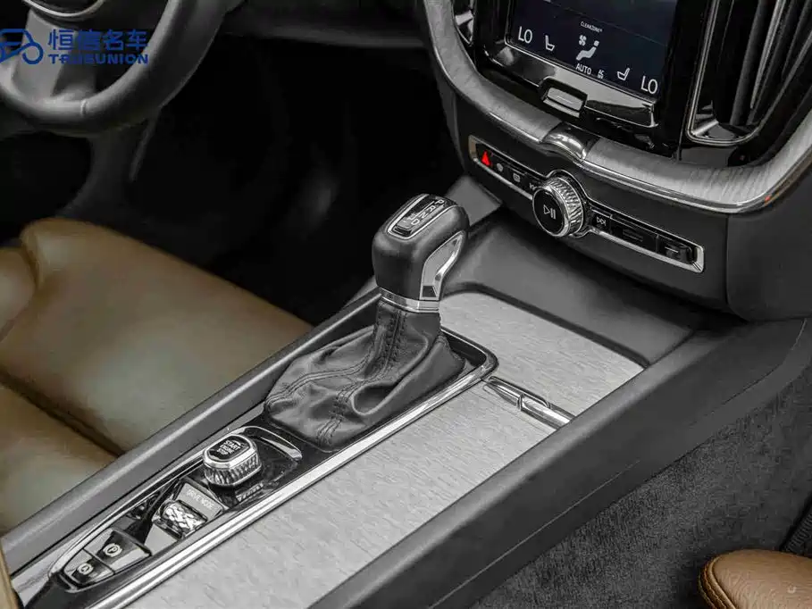 Volvo XC60 2019 — фото 19