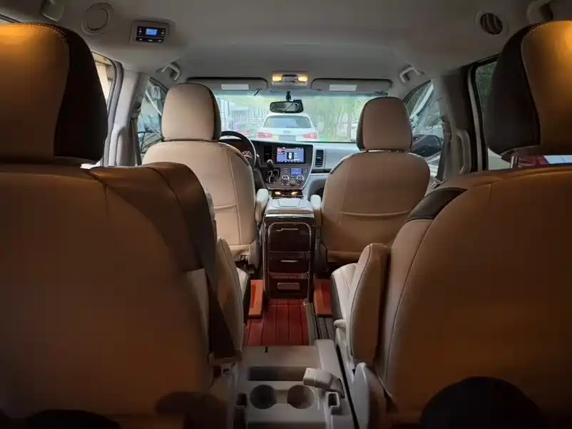 Toyota Sienna 2015 — фото 5