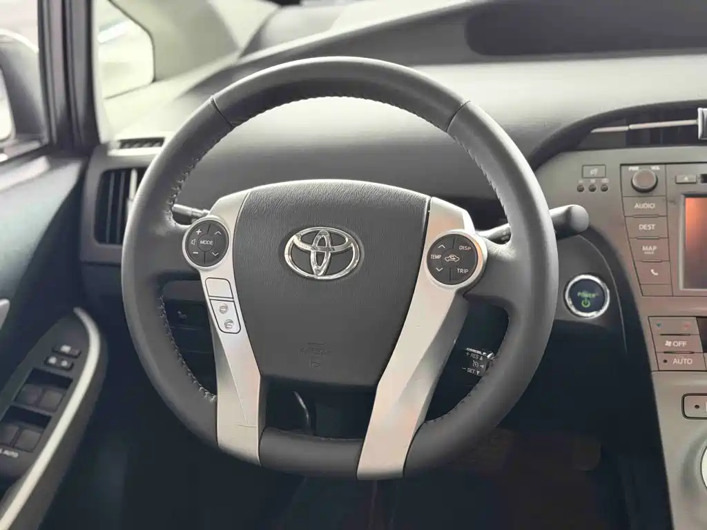 Toyota Prius 2015 — фото 8