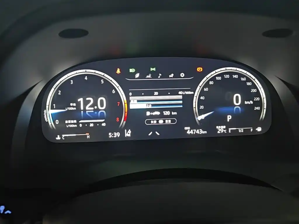 Toyota Camry 2022 — фото 12
