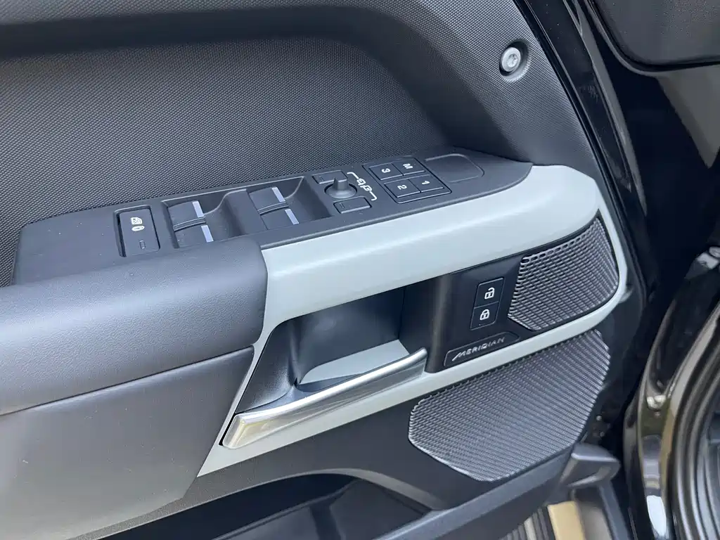 Land Rover Defender 2024 — фото 16