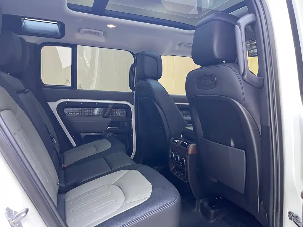 Land Rover Defender 2022 — фото 15