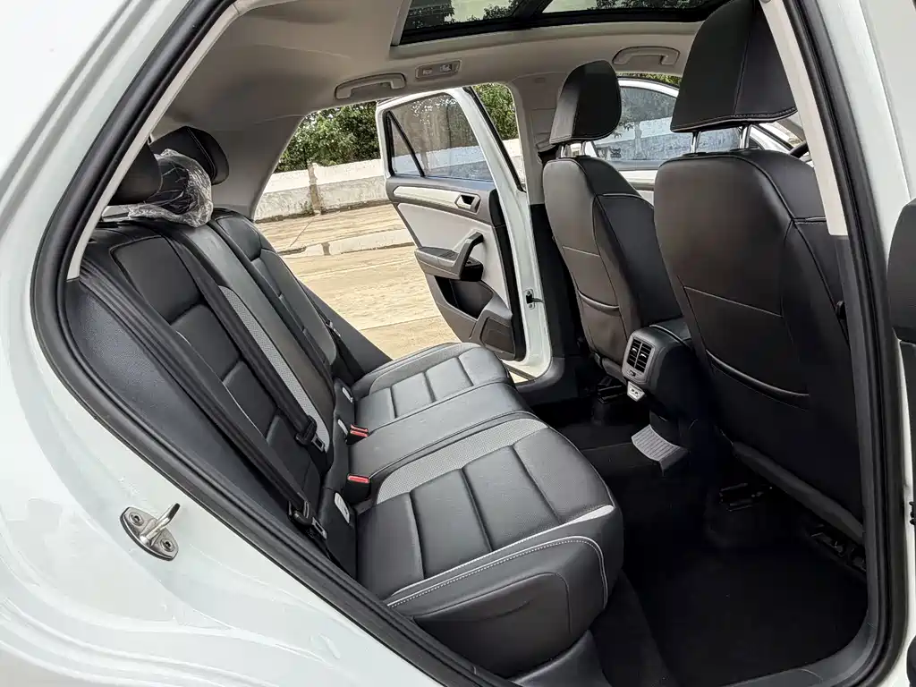 Volkswagen T-Roc 2023 — фото 14