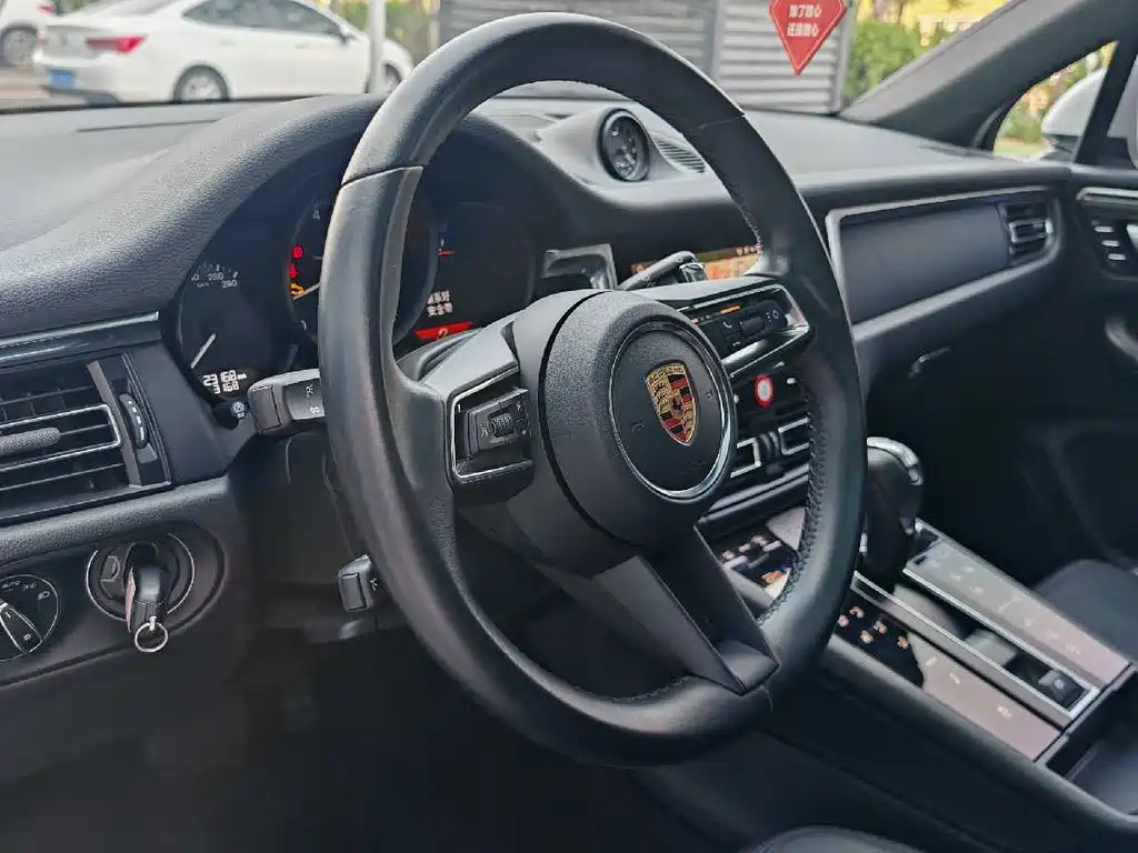 Porsche Macan 2023 — фото 12