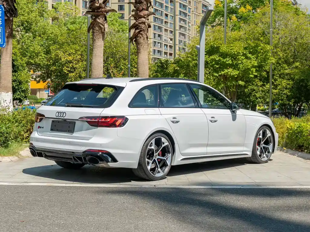 Audi RS 4 2024 — фото 4