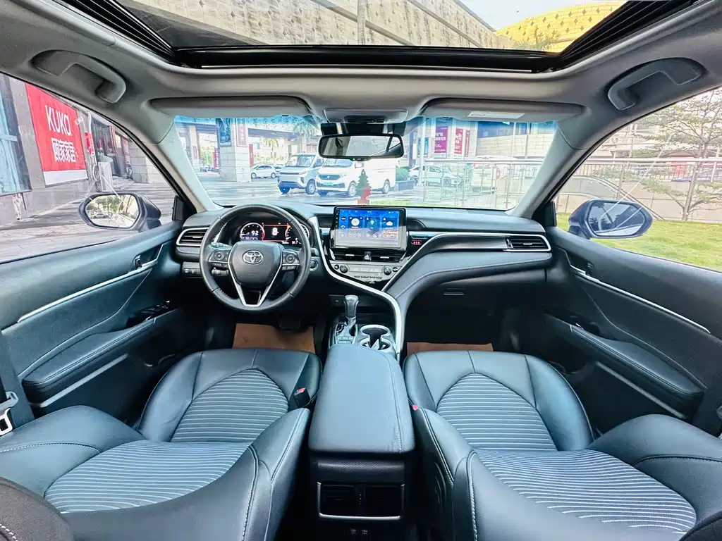 Toyota Camry 2023 — фото 19