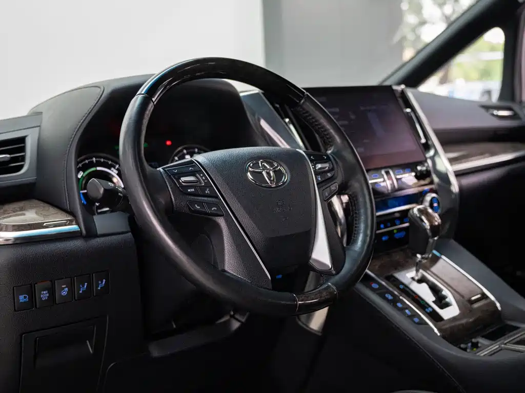 Toyota Alphard 2023 — фото 10