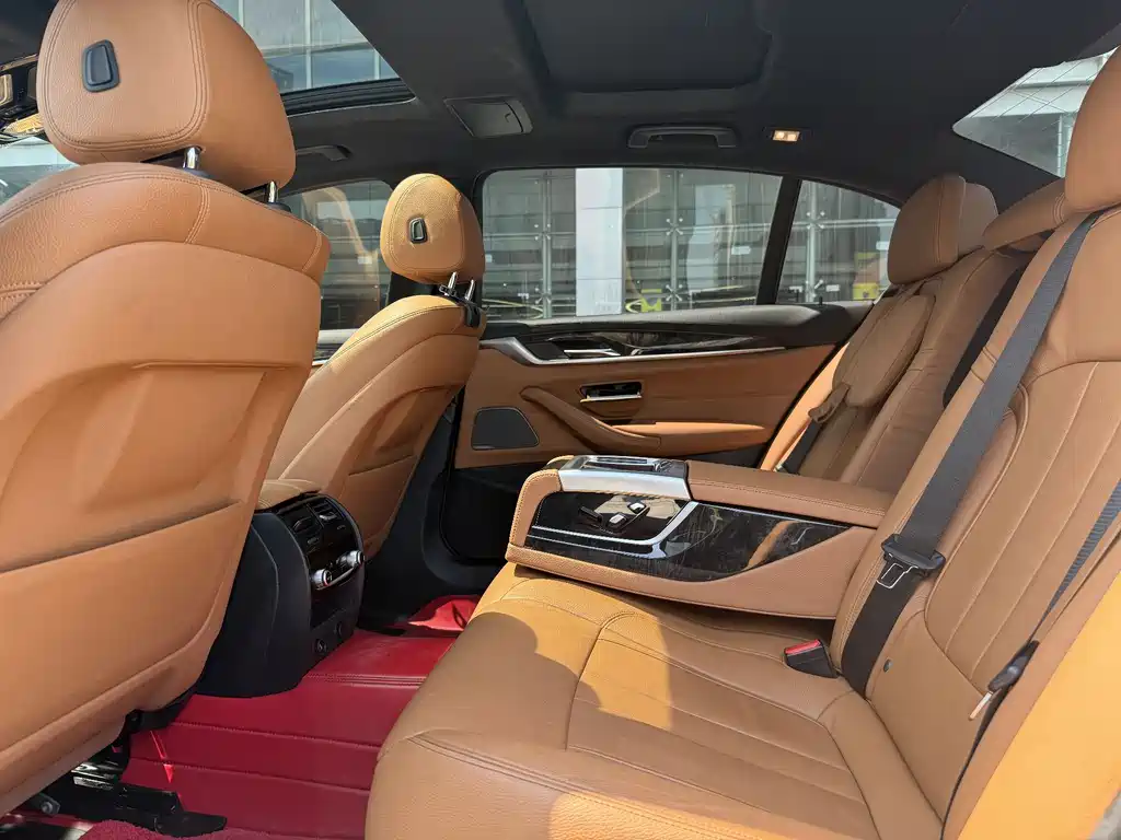BMW 5 Series 2018 — фото 10