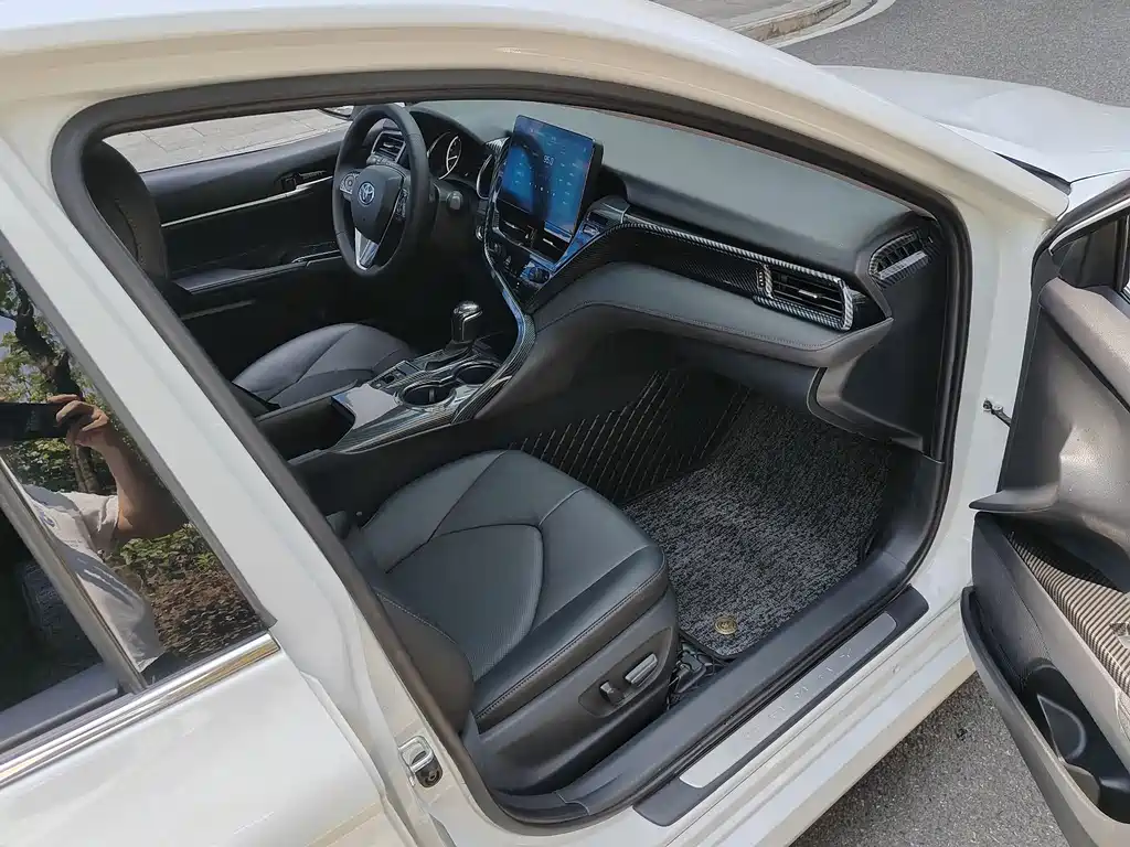 Toyota Camry 2023 — фото 8