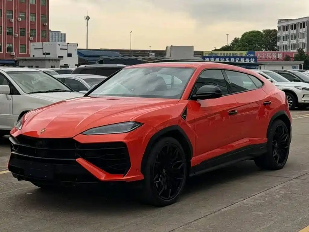 Lamborghini Urus SE 2026 — фото 1