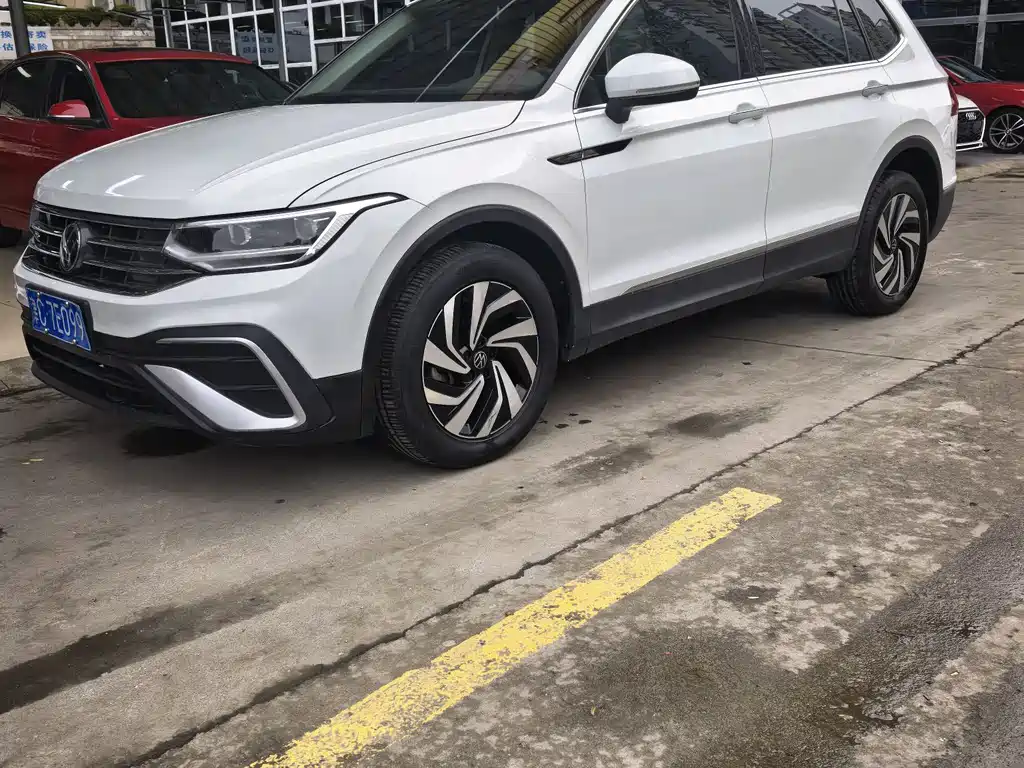 Volkswagen Tiguan L 2023 — фото 3