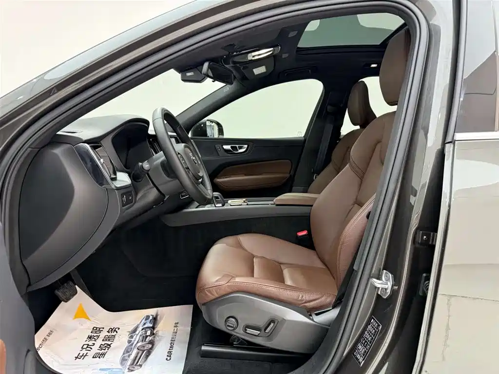 Volvo XC60 2022 — фото 15