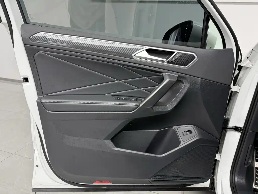 Volkswagen Tiguan L 2023 — фото 12