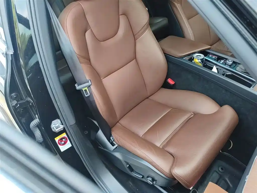Volvo XC60 2021 — фото 25